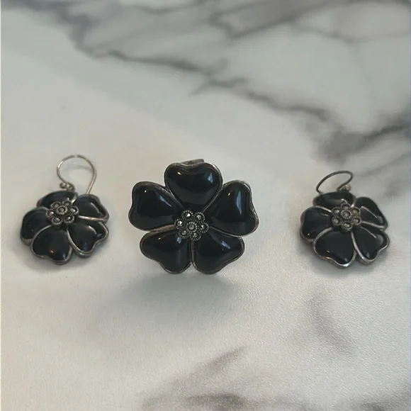 Pre owned- Elegant Black Flower Jewelry Set - Picture 12 of 16